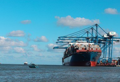 Aplikasi dan Manfaat Komposit Fiberglass dalam Industri Maritim dan Transportasi di Surabaya